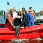 Armin Laß, Ulrike Rodust und Martin Franz helfen beim Aalbesatz
